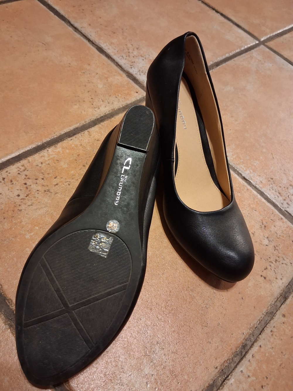 CL by Laundry Women’s Classic Black Round-Toe Pumps